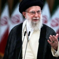 آیت اللّٰہ خامنہ ای 1 ہاتھ چادر کے نیچے کیوں ڈھانپ کر رکھتے تھے؟جانئے