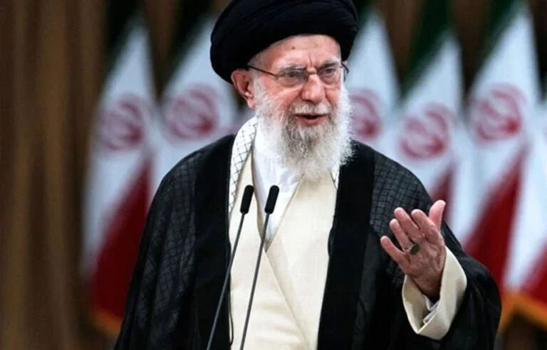 آیت اللّٰہ خامنہ ای 1 ہاتھ چادر کے نیچے کیوں ڈھانپ کر رکھتے تھے؟جانئے