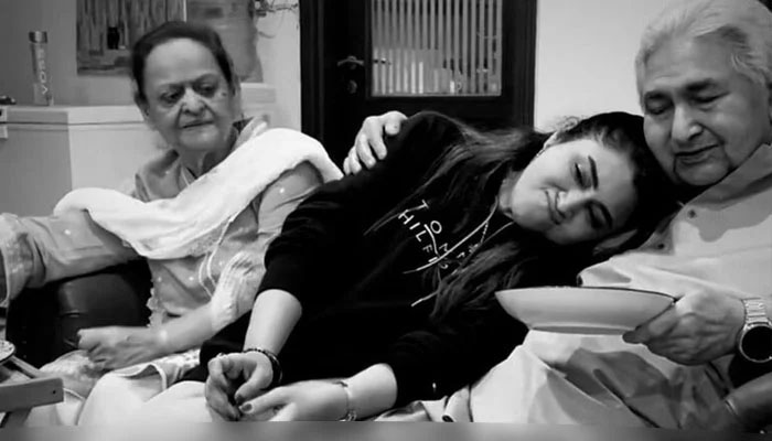 مایا خان کے بابا جان انتقال کر گئے