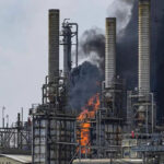 ٹیکساس کی آئل ریفائنری میں دھماکہ اور آگ ،شہر میں شعلے اور دھوئیں کے بادل چھا گئے