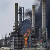 ٹیکساس کی آئل ریفائنری میں دھماکہ اور آگ ،شہر میں شعلے اور دھوئیں کے بادل چھا گئے