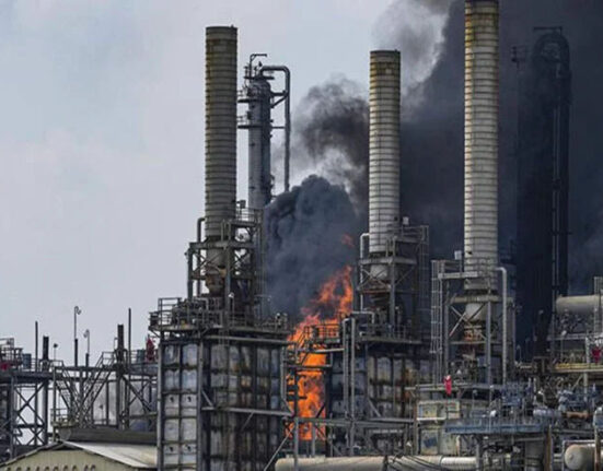 ٹیکساس کی آئل ریفائنری میں دھماکہ اور آگ ،شہر میں شعلے اور دھوئیں کے بادل چھا گئے