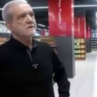 لیڈر ہو تو ایسا! صدر کا تہران کے بڑے اسٹور کا اچانک دورہ، دکانداروں سے قیمتیں نہ بڑھانے کی اپیل، شہریوں سے گھل مل گئے