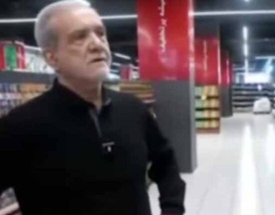 لیڈر ہو تو ایسا! صدر کا تہران کے بڑے اسٹور کا اچانک دورہ، دکانداروں سے قیمتیں نہ بڑھانے کی اپیل، شہریوں سے گھل مل گئے