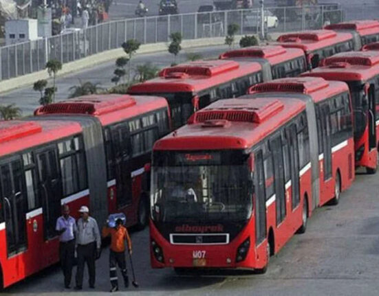 میٹرو بس کا سفر اب مہنگا! کرایے میں 10 روپے کا اضافہ، گرین کارڈ والے مستثنیٰ