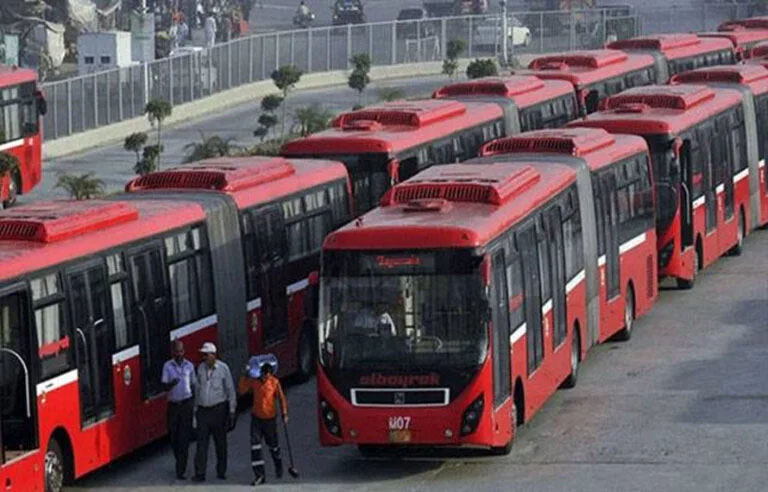 میٹرو بس کا سفر اب مہنگا! کرایے میں 10 روپے کا اضافہ، گرین کارڈ والے مستثنیٰ