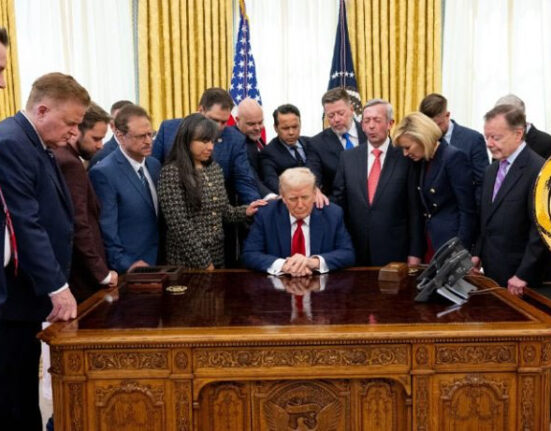 ٹرمپ کے لیے وائٹ ہاؤس کے اوول آفس میں خصوصی دعا