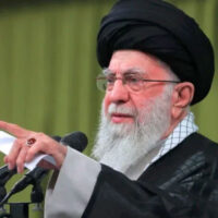 خامنہ ای سے ملاقات کیلئے لوگوں کو آنکھوں پر پٹی باندھ کر لے جایا جاتا تھا، بڑا دعویٰ