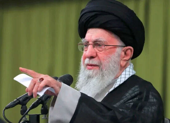 خامنہ ای سے ملاقات کیلئے لوگوں کو آنکھوں پر پٹی باندھ کر لے جایا جاتا تھا، بڑا دعویٰ