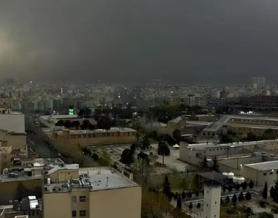 تہران میں تیل کی بارش، دھویں سے دن رات میں بدل گیا