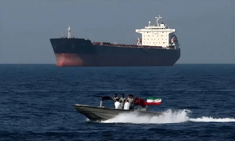 پاکستان کے خام تیل سے لدے آئل ٹینکر نے آبنائے ہرمز عبور کرلیا