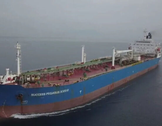 پورٹ قاسم پر پیٹرول کے جہاز پہنچ گئے، پاکستان میں توانائی بحران ختم ہونے کا امکان