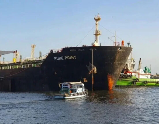 پیٹرول بحران میں کمی کی امید! تیل کی فراہمی میں اہم پیش رفت، 3 جہاز کل پاکستان پہنچیں گے