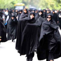 اللہ سب سے بڑا اور طاقتور ہے، امریکی جنگی طیاروں سے بھی! حملے کے وقت ایرانی خواتین کا دشمن کو جواب