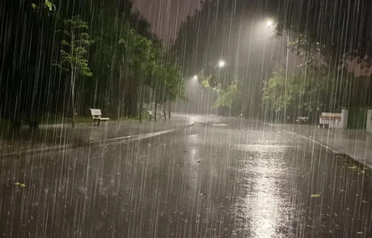 آسمان پر گھن گرج، زمین پر بارش کا راج! مختلف علاقوں میں تیز ہواؤں اور گرج چمک کیساتھ بارش کی پیشگوئی