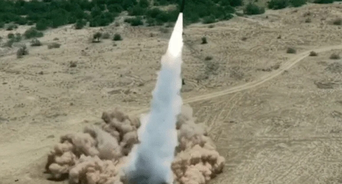 آرمی راکٹ فورس کمانڈ کا مقامی طور پر تیار کردہ فتح-2 میزائل کا کامیاب تجربہ