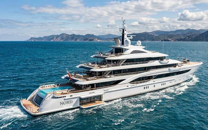 روسی ارب پتی کی 500 ملین ڈالر مالیت کی کثیرالمنزلہ کشتی آبنائے ہرمز عبور کرگئی