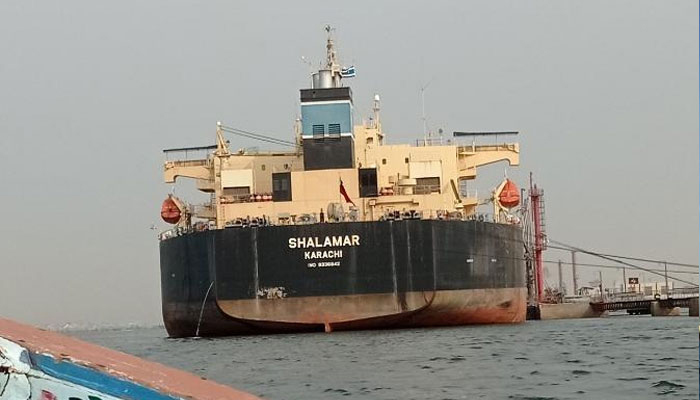 کہا تھا نا شہباز شریف جو کہتے ہیں وہ کر کے دکھاتے ہیں! آبنائے ہرمز سے گزرتا پاکستانی جہاز خام تیل لیکر کراچی پہنچ گیا