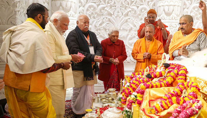 پنڈتوں سے خاص دعائیں؟جے ڈی وینس کو پاکستان آنے سے روکنے کیلئے مودی کی پنڈتوں کو 3، 3 ہزار روپے دیکر پرارتھنا