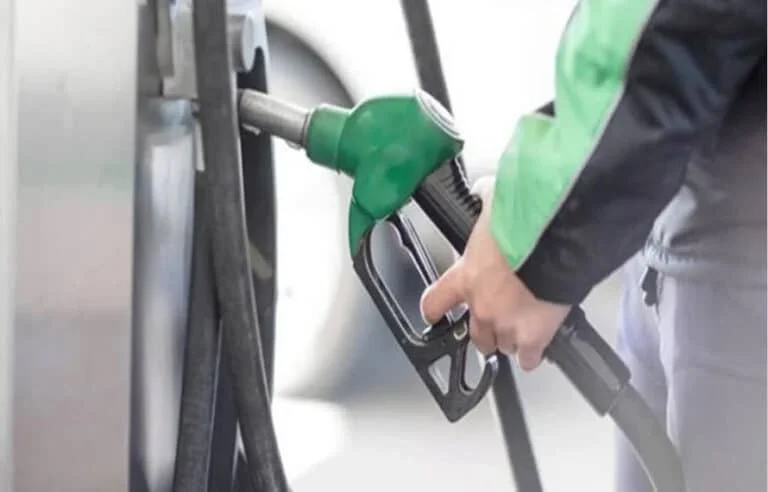 پیٹرول مزید مہنگا ہونے کا خدشہ، قیمتیں 400 روپے کی حد عبور کر سکتی ہیں
