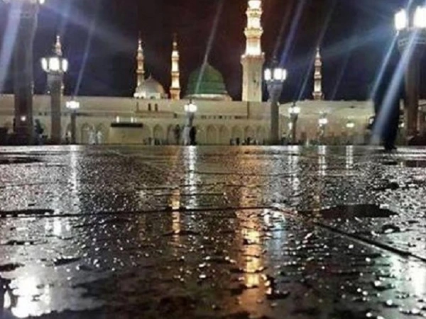 مدینہ منورہ میں باران رحمت، مسجد نبویؐ اور گنبدِ خضریٰ کے دلکش مناظر نے روح کو معطر کر دیا