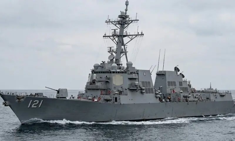 امریکی جنگی جہازوں کا آبنائے ہرمز میں پاسدارانِ انقلاب سے آمنا سامنا