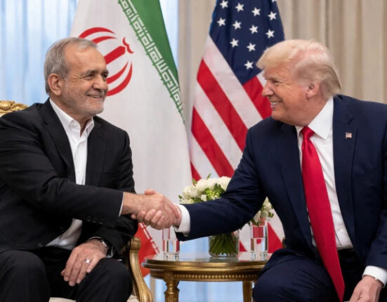 مذاکرات سے پہلے بڑی خبر آگئی !ایران پر عائد پابندیوں کو نرم اور ٹیرف کو کم کردینگے، صدر ٹرمپ
