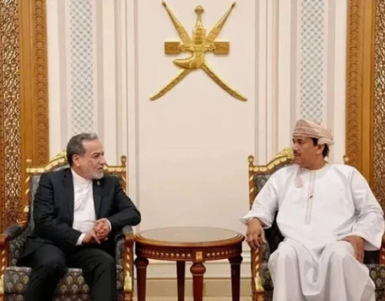 دورۂ پاکستان کے بعد ایرانی وزیر خارجہ عمان پہنچ گئے