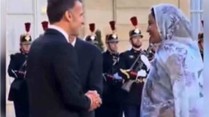 موریطانیہ کی خاتون اول کا اسلامی روایات کے تحت فرانسیسی صدر سے ہاتھ ملانے سے صاف انکار