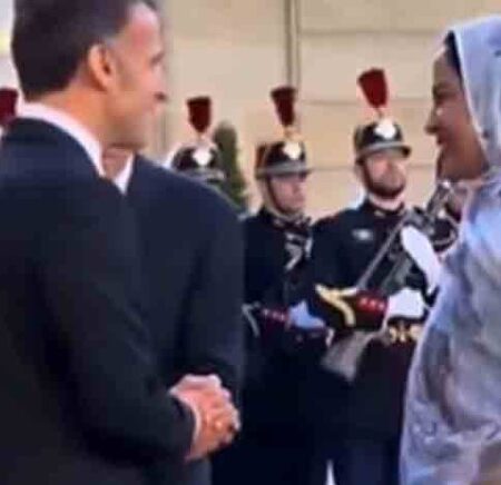 موریطانیہ کی خاتون اول کا اسلامی روایات کے تحت فرانسیسی صدر سے ہاتھ ملانے سے صاف انکار