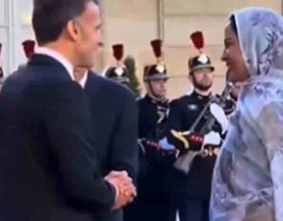 موریطانیہ کی خاتون اول کا اسلامی روایات کے تحت فرانسیسی صدر سے ہاتھ ملانے سے صاف انکار