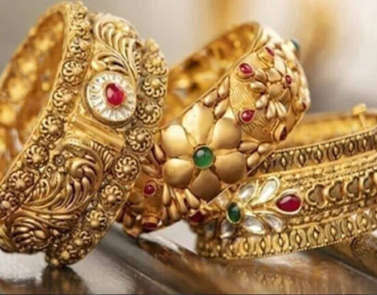 سونے کی قیمت میں ایک بارپھر بڑی کمی ، فی تولہ کتنے کا ہوگیا ؟ جانئے