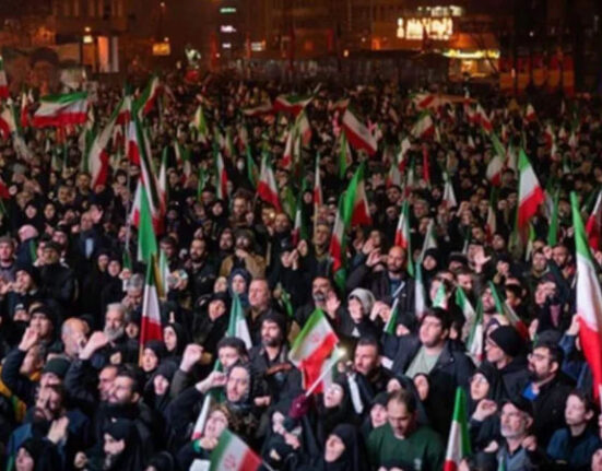 ایرانی عوام نے سر پر کفن باندھ لیے، ایک کروڑ سے زائد افراد فوج میں شامل ہونے کو تیار