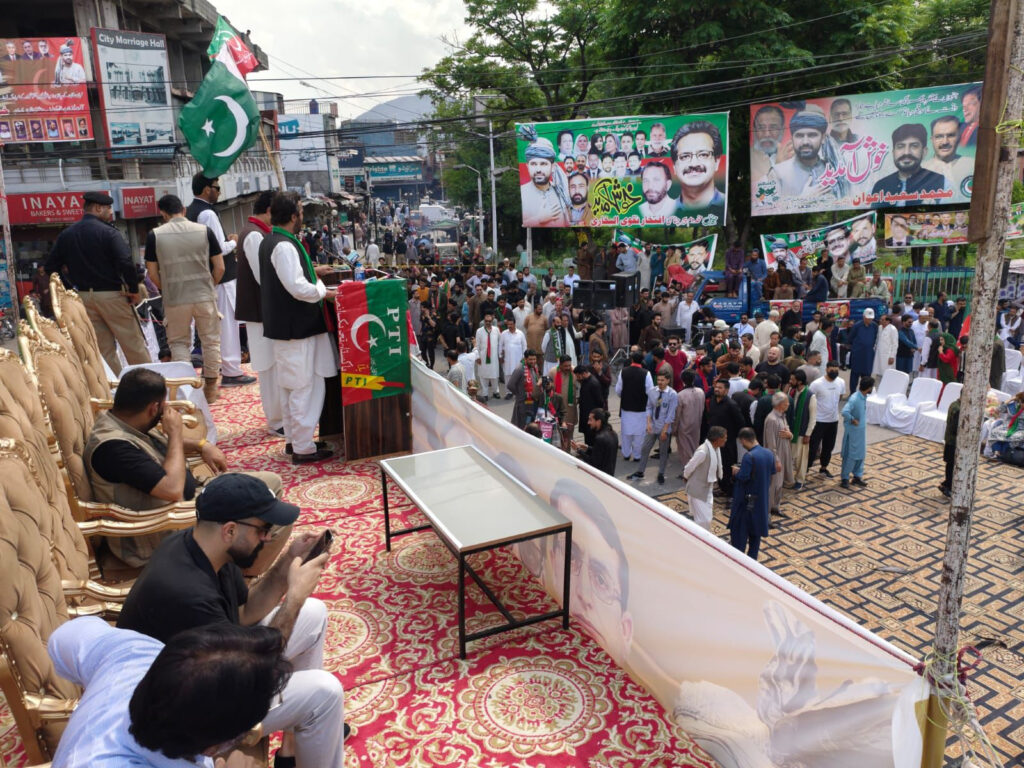 پی ٹی آئی کا بڑا پاور شو یا بڑا جھٹکا؟ مظفرآباد جلسے کی خالی کرسیاں سب کچھ بتا گئیں