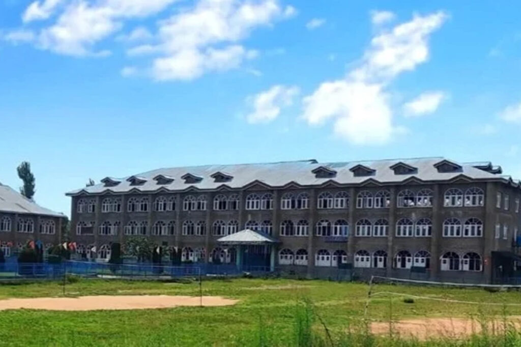 کشمیری مسلمانوں کی معروف قدیمی درسگاہ پر بھارتی حکام کا بڑا اقدام، جامعہ سراج العلوم بند، اثاثے ضبط کرنے کا حکم