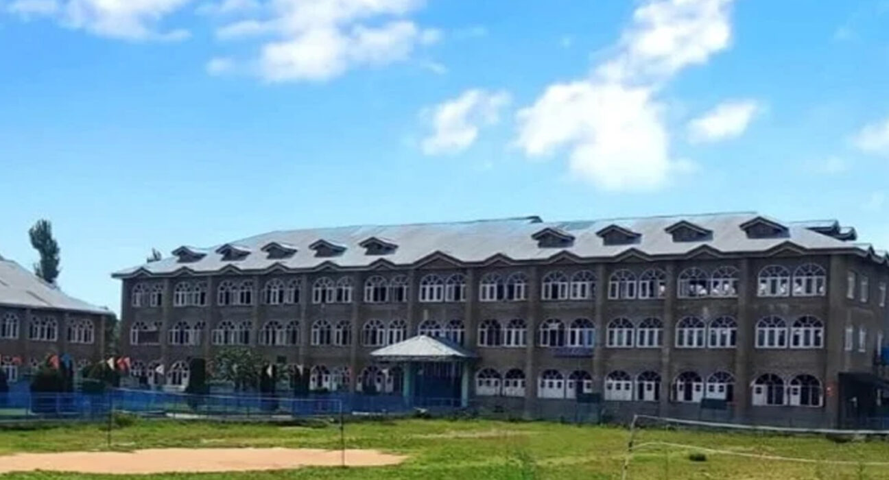 کشمیری مسلمانوں کی معروف قدیمی درسگاہ پر بھارتی حکام کا بڑا اقدام، جامعہ سراج العلوم بند، اثاثے ضبط کرنے کا حکم