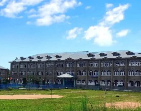 کشمیری مسلمانوں کی معروف قدیمی درسگاہ پر بھارتی حکام کا بڑا اقدام، جامعہ سراج العلوم بند، اثاثے ضبط کرنے کا حکم