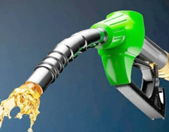 مہنگائی کے ستائے عوام کیلئے خوشخبری،20 جون سے پیٹرول کی قیمت میں بڑی کمی کا امکان