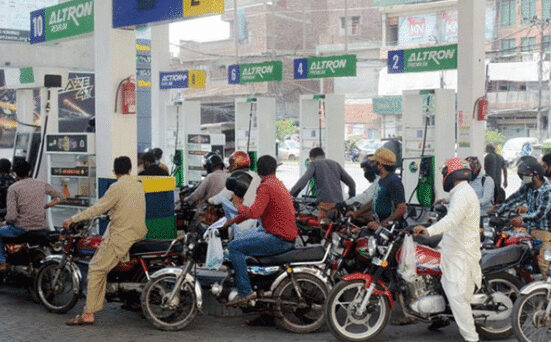 پیٹرول کی قیمت میں کمی ! وفاقی وزیر نے عوام کو بڑی خوشخبری سنادی