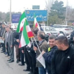 اگر جذبہ ہو تو ایرانی عوام جیسا ہو!ایرانی عوام اہم پلوں، بجلی گھروں پر جمع، انسانی زنجیر بنادی