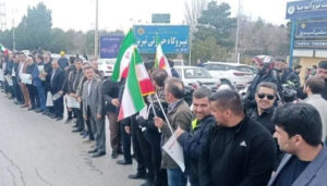 اگر جذبہ ہو تو ایرانی عوام جیسا ہو!ایرانی عوام اہم پلوں، بجلی گھروں پر جمع، انسانی زنجیر بنادی