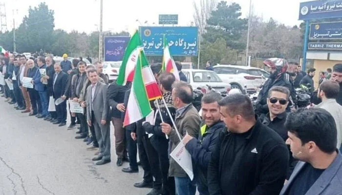 اگر جذبہ ہو تو ایرانی عوام جیسا ہو!ایرانی عوام اہم پلوں، بجلی گھروں پر جمع، انسانی زنجیر بنادی