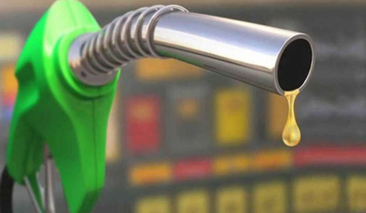 فیول کی قیمتوں میں بڑا سرپرائز! لائٹ ڈیزل 70 روپے سے زائد سستا