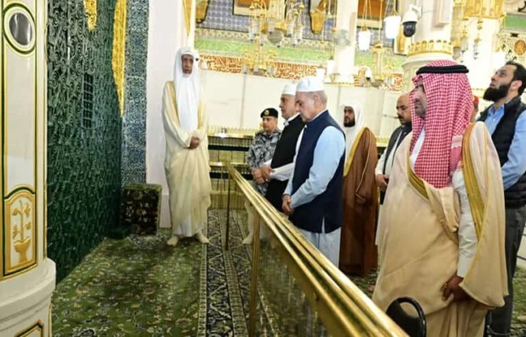 وزیراعظم کی روضۂ رسولؐ پر حاضری، ملک و قوم کی ترقی اور عالمی امن کیلئے خصوصی دعائیں