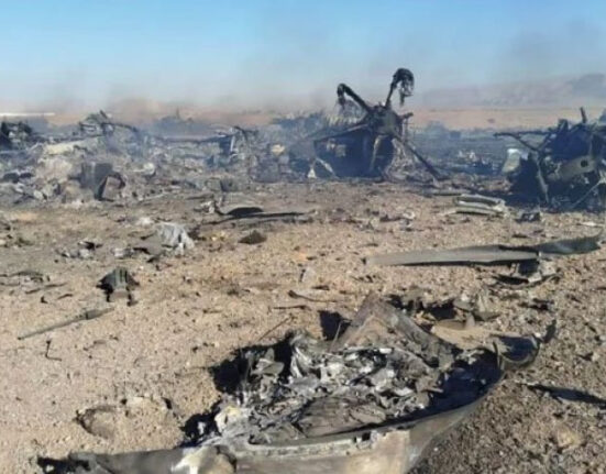 ایران نے جنگ کے دوران تباہ امریکی طیاروں کا ملبہ ٹرکوں پر لاد کر ان پر ایرانی پرچم لہرائے، روسی میڈیا