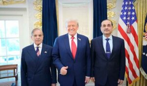 پاکستانی قیادت کے کہنے پر پروجیکٹ فریڈم روکا: امریکی صدرکی ایک بار پھر فیلڈمارشل اور شہباز شریف کی تعریف