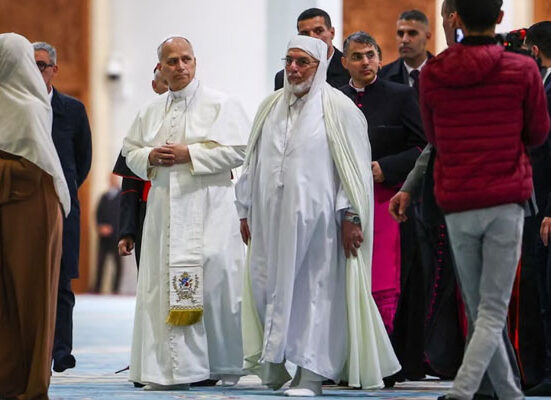 پوپ لیو کا جوتے اتار کر الجزائر میں جامع مسجد کا دورہ، باہمی احترام اور امن قائم کرنے پر زور