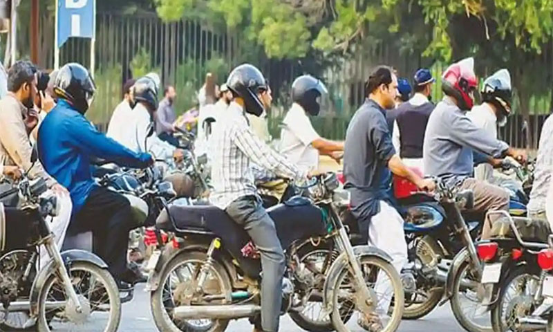 موٹر سائیکل سوار سستا پیٹرول لینے کے لیے کیسے رجسٹر ہوں؟کون سی ایپ استعمال کریں؟مکمل طریقہ جانیے