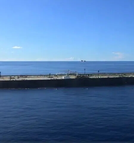 امریکی فوج نے ایرانی تیل سے منسلک آئل ٹینکر قبضے میں لے لیا