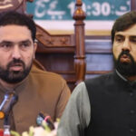 50 فالورز ہیں بکواس کرتا ہے، صحافی کے سہیل آفریدی سے سوال پر شاہد خٹک آپے سے باہر ہوگئے